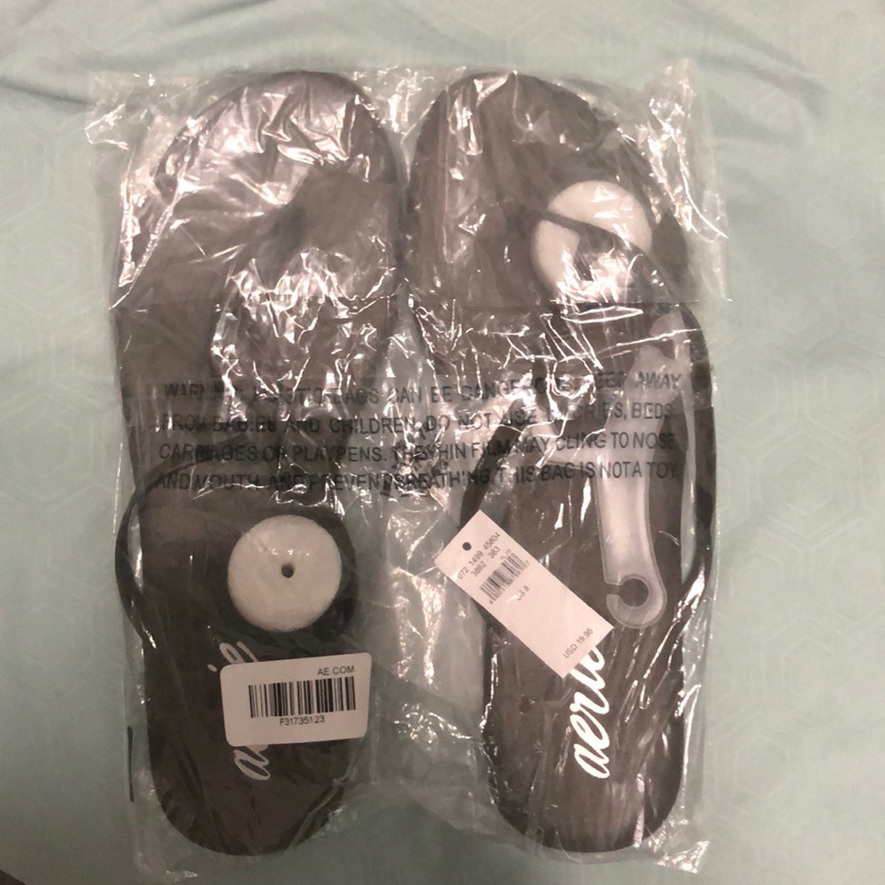 NIB Aerie size 8 olive green thong sandals